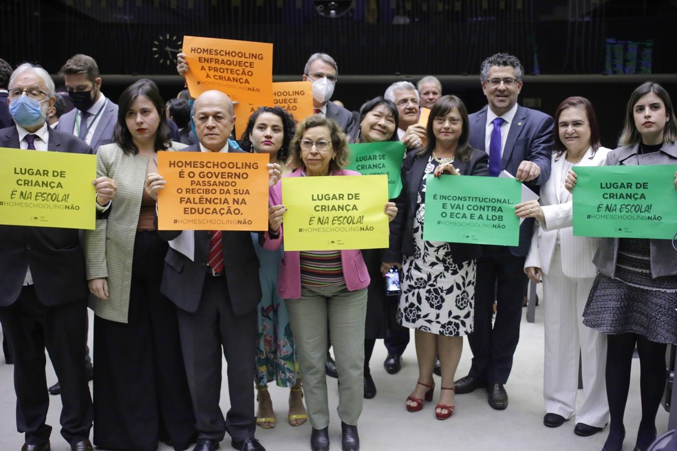 Deputados da oposição protestam contra tramitação com urgência do projeto que regulamenta o homeschooling — Foto: Paulo Sérgio/Câmara dos Deputados