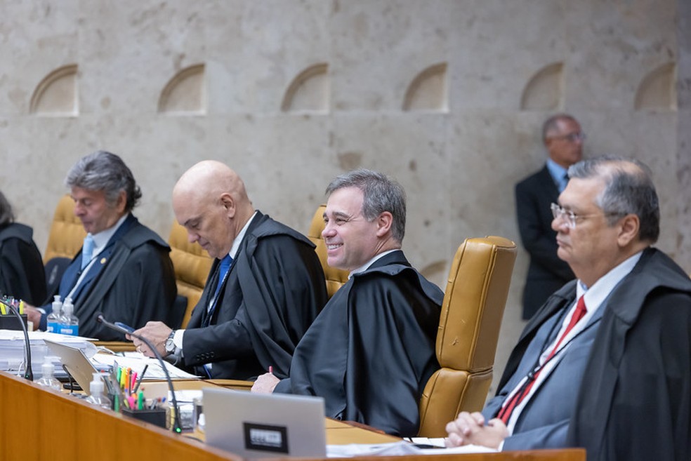 Ministro André Mendonça (centro) ao lado de Alexandre de Moraes, em sessão do STF — Foto: Antonio Augusto/SCO/STF