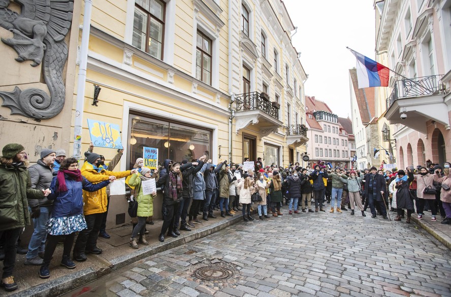 Logo após o início da guerra,  manifestantes fizeram ato em apoio à Ucrânia, na Embaixada da Rússia, em Tallinn, Estônia