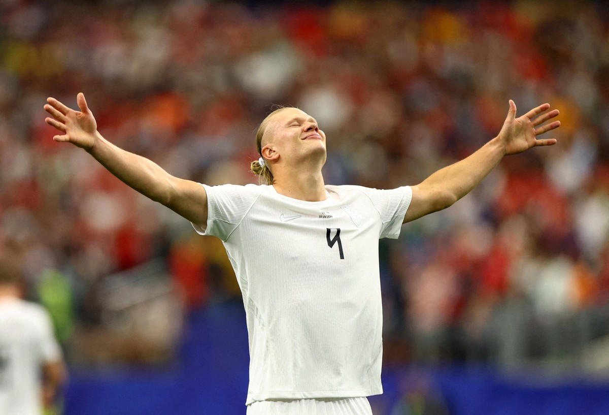 Com gol de Haaland no fim do jogo, Noruega se classifica e enfrenta o Brasil nas oitavas de final