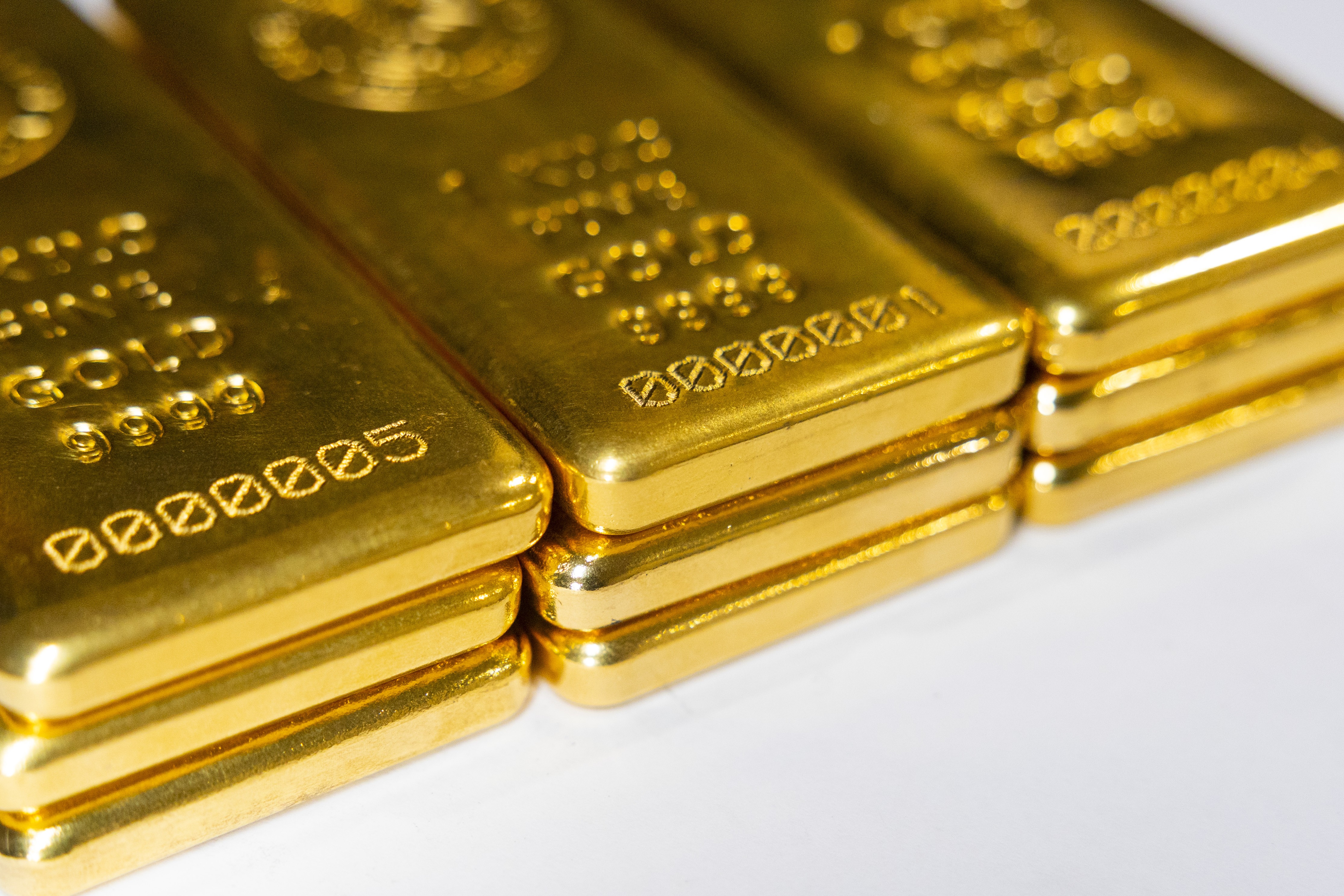 Ouro dispara com recompras do Tesouro americano e desvalorização do dólar - QTU Questões do Universo