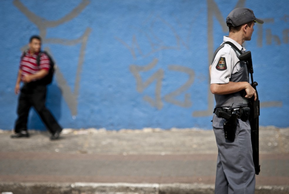 Policial militar faz ronda em rua de São Paulo (SP) — Foto: Marcelo Camargo/ABr