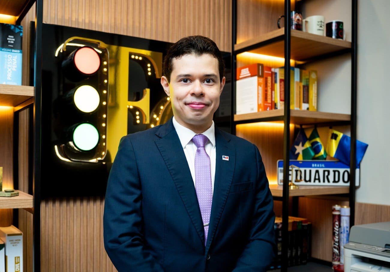 Com atuação nacional e atendimento digital, Eduardo Gomes concentra sua prática em questões administrativas e judiciais relacionadas ao trânsito - QTU Questões do Universo