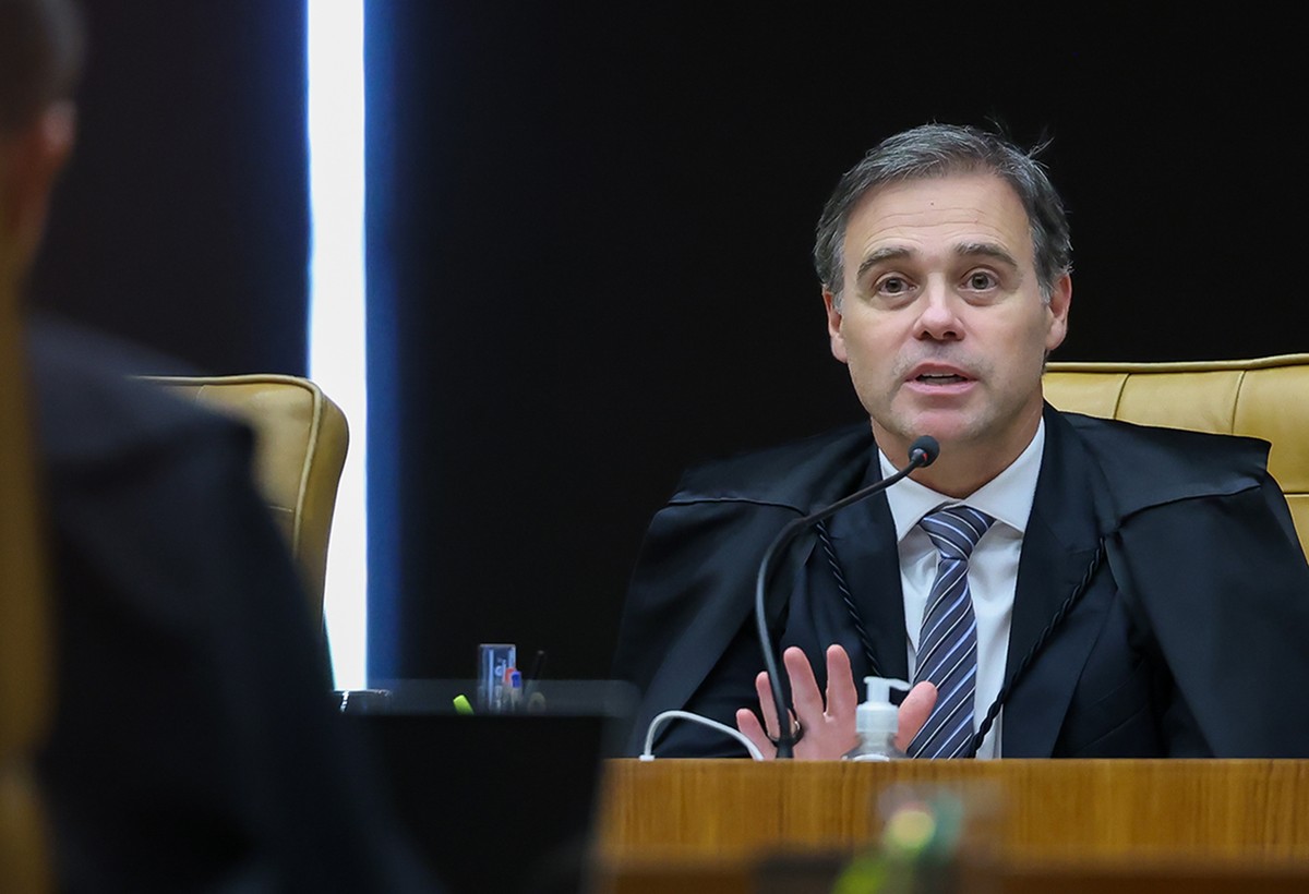 Ala do STF diz que Mendonça atropelou Fachin ao determinar afastamento de chefe da PF
