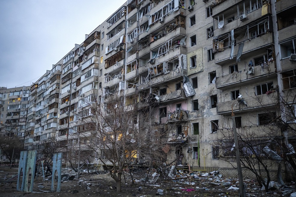 Vista de um prédio danificado após um ataque com foguete na cidade de Kiev, Ucrânia — Foto: Emilio Morenatti/AP