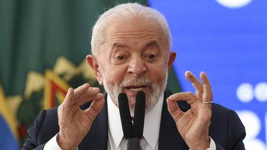 Lula pede mais viagens pelo Brasil e menos ao exterior ao defender aviação regional