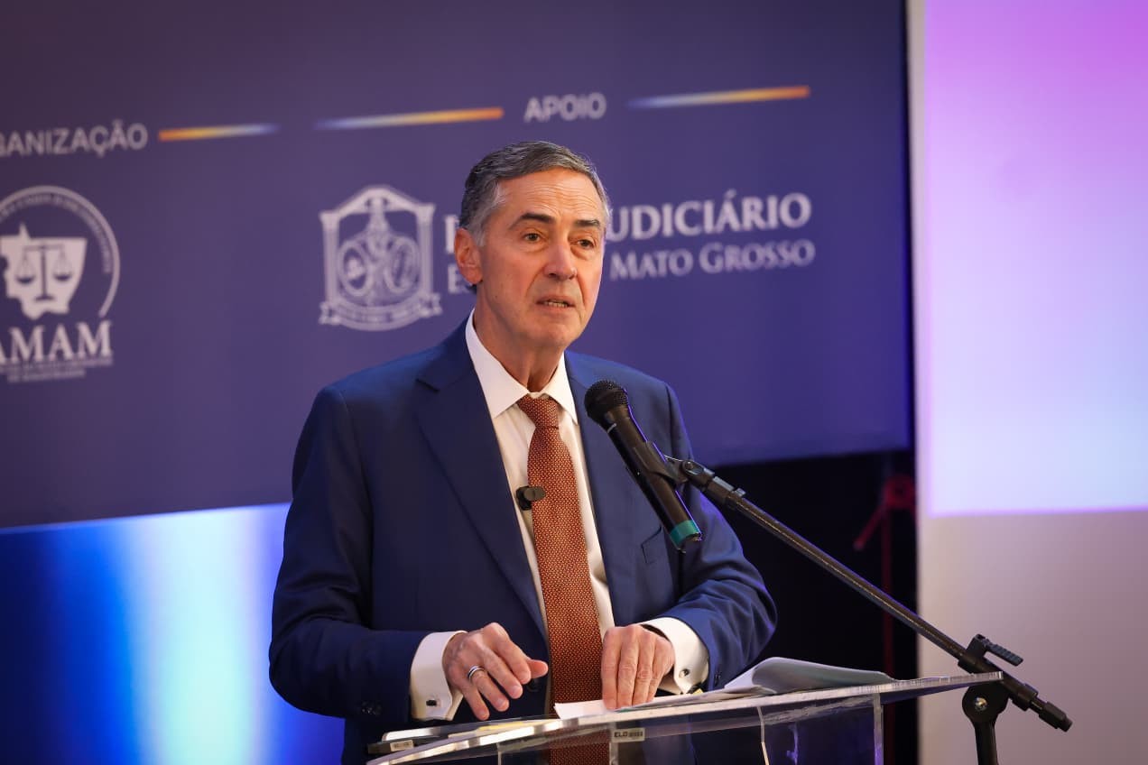 Julgamento de Bolsonaro exige serenidade e deve seguir Constituição, afirma Barroso