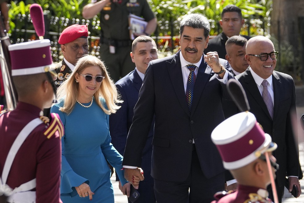 Nicolás Maduro chega à Assembleia Nacional, em Caracas, para a cerimônia de posse como presidente da Venezuela pela terceira vez — Foto: Matías Delacroix/AP