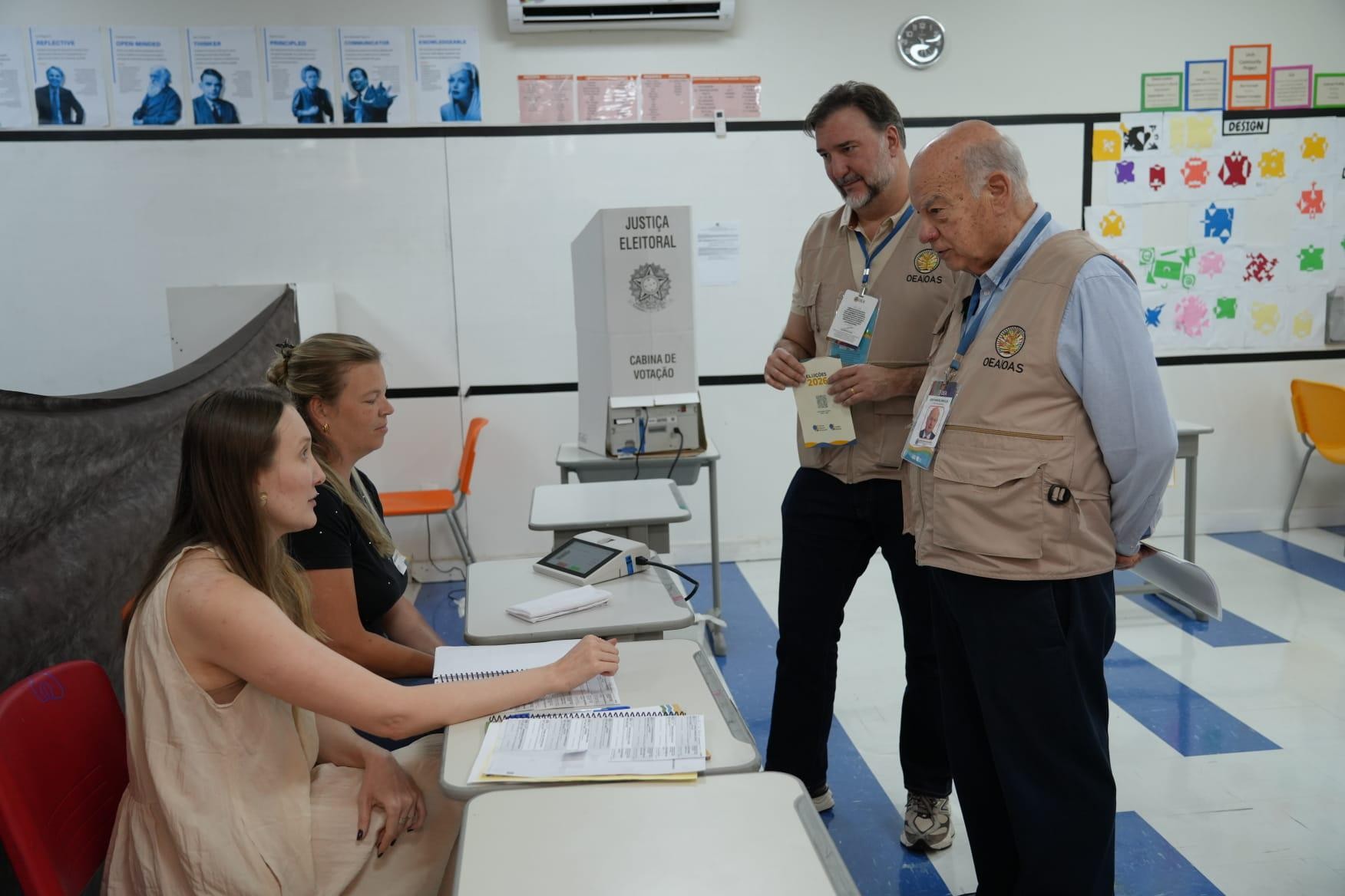 Observadores internacionais visitam local de votação e sala de teste de integridade em Brasília - Foto