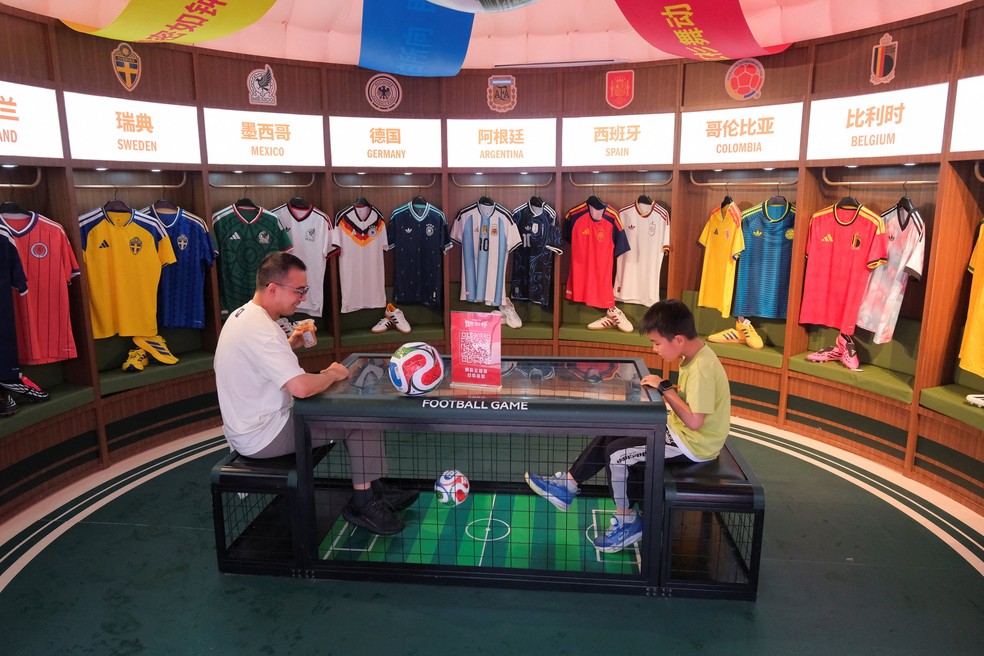 Pessoas visitam um evento temático da Copa do Mundo em Xangai, — Foto: Go Nakamura/Reuters