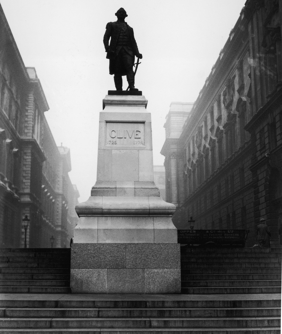 Estátua de Robert Clive em Londres: herói britânico não hesitou em ir à guerra para defender interesses da companhia — Foto: Getty Images