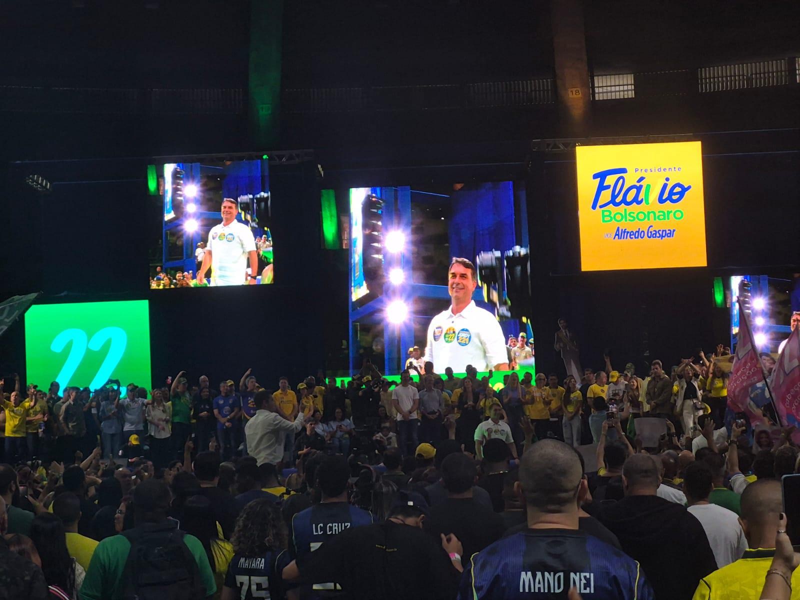 Flávio Bolsonaro critica PT, foca em combate à violência e cita importância em construir bancada - QTU Questões do Universo