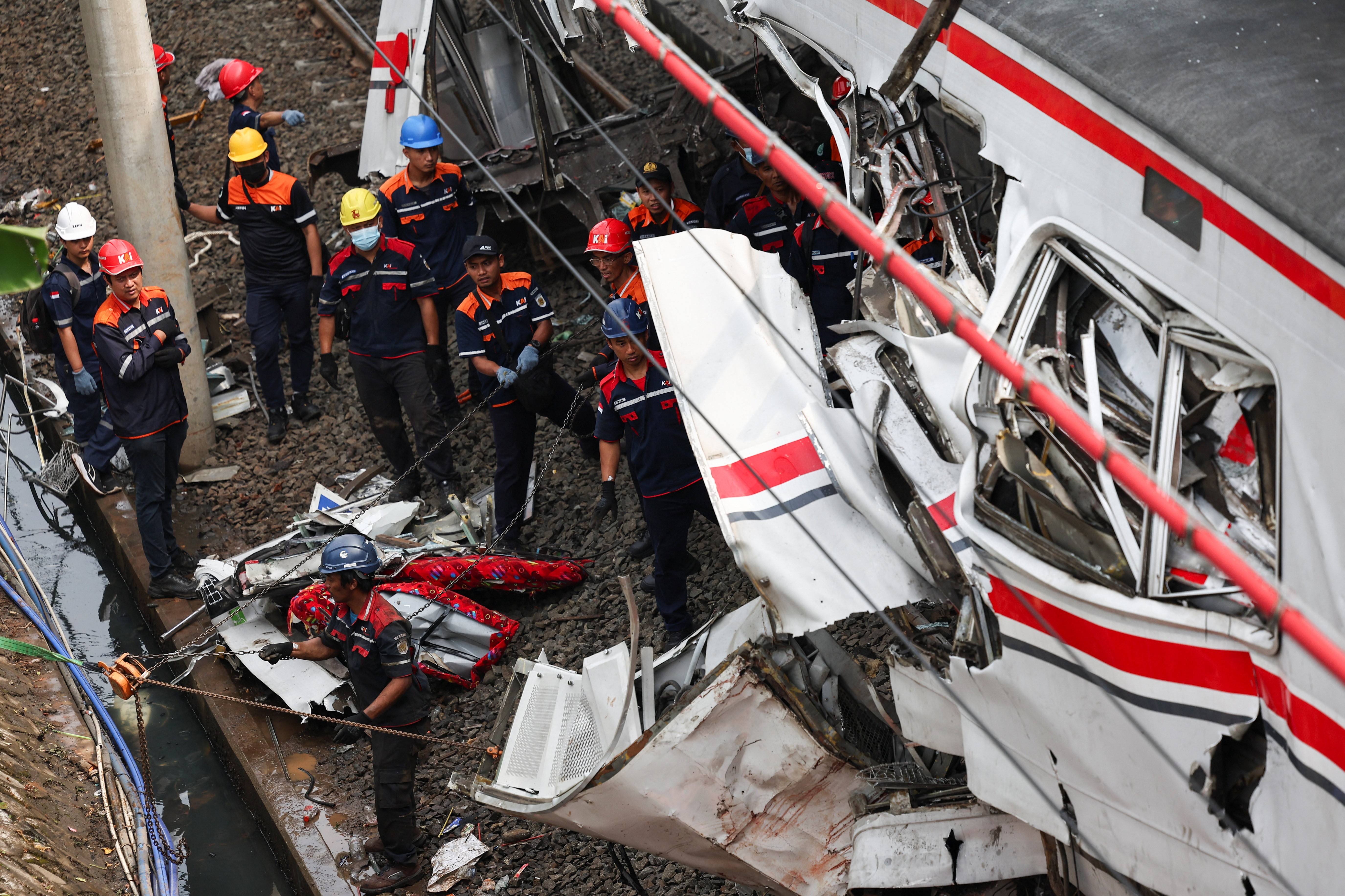 Colisão de trens na Indonésia deixa pelo menos 15  mortos
