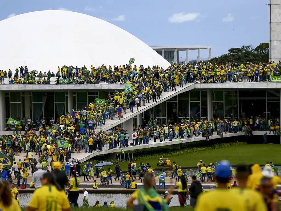 Manifestantes na rampa do Congresso Nacional nos atos golpistas de 8 de janeiro — Foto: Marcelo Camargo/Agência Brasil