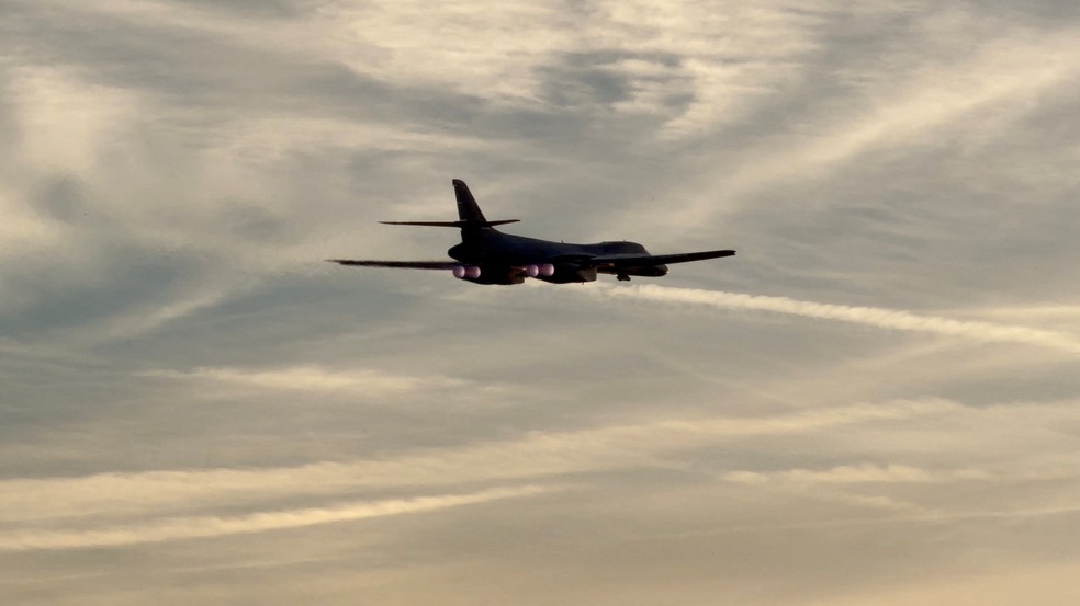 Um bombardeiro B-1 decola da base aérea RAF Fairford, no Reino Unido — Foto: @CraigYoungMedia via X/via REUTERS