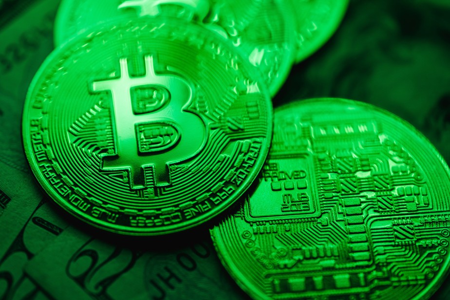Bitcoin se reaproxima dos US$ 47.000 e supera maior resistência em dois anos