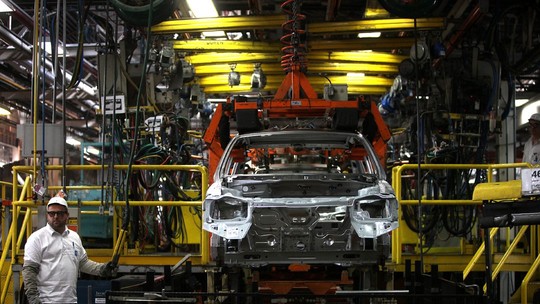Após três altas, produção de veículos recua 6% e pressiona indústria para baixo em março, diz IBGE