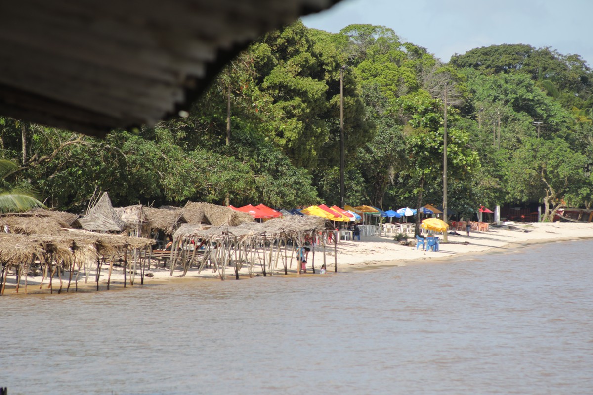 Praia deserta com lixo e esgoto, próximo a porto de Outeiro, Belém