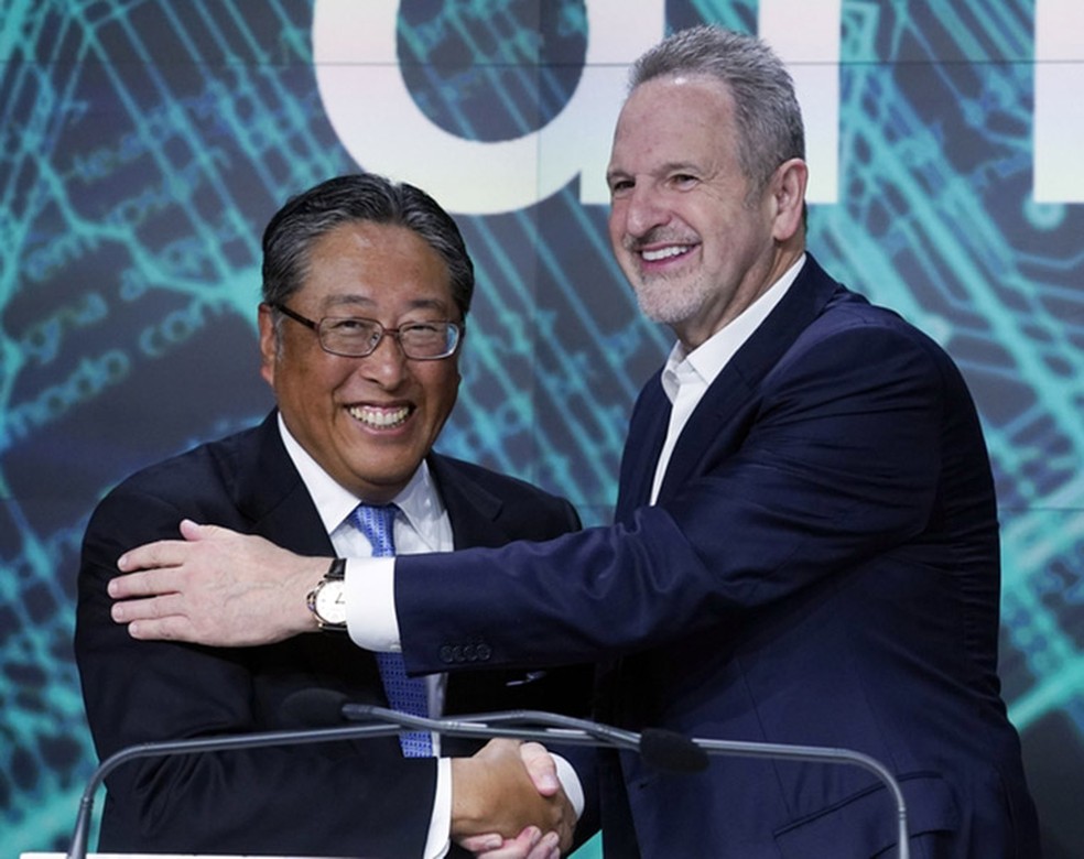 Yoshimitsu Goto, CFO do SoftBank (à esq.), e Rene Haas, CEO da Arm — Foto: Richard Drew/AP