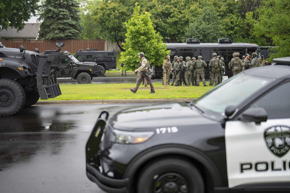 Polícia e FBI próximos do local de tiroteio em Brooklyn Park (Minnesota, EUA) — Foto: Alex Kormann/Star Tribune via AP