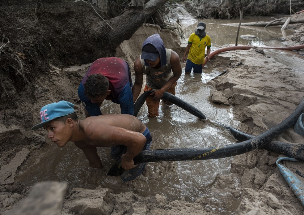 Cada vez mais a mineração predatória invade a área do Parque Nacional Canaima, degradando a terra e poluindo as águas — Foto: Michael Robinson Chavez/WP via Getty Images