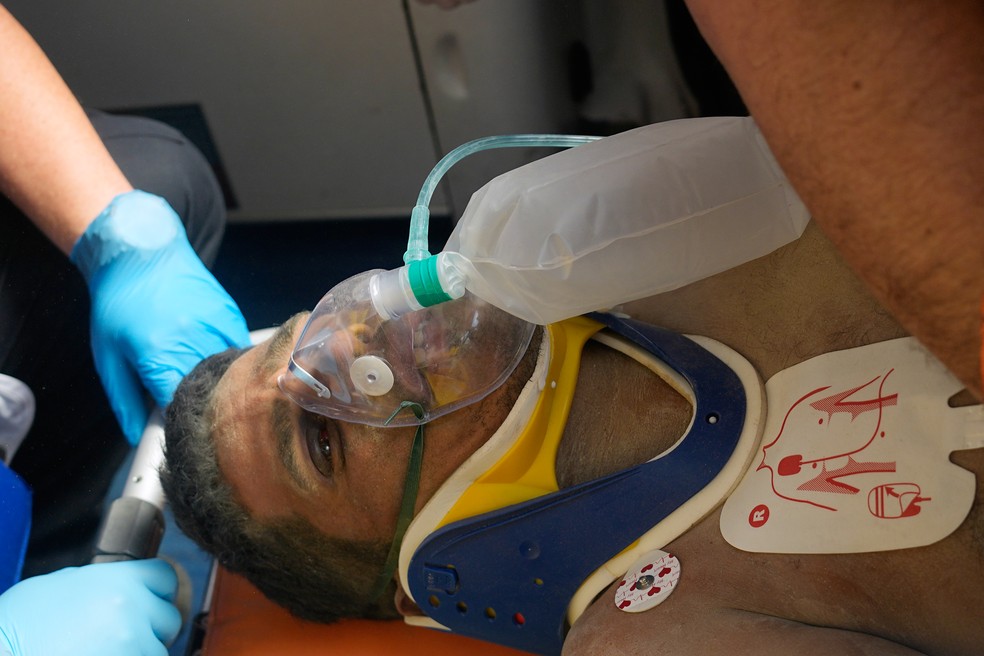 Equipes de resgate prestam socorro a Hernán Alberto Gil Flores após ele ser retirado dos escombros oito dias depois de ter ficado preso pelos terremotos gêmeos que atingiram Catia La Mar, Venezuela, na quinta-feira, 2 de julho de 2026 — Foto: AP/Fernando Vergara