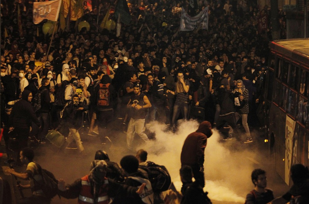 11 de junho de 2013: Ato aumenta, há registros de policiais e manifestantes feridos — Foto: Michel Filho/Agência O Globo 