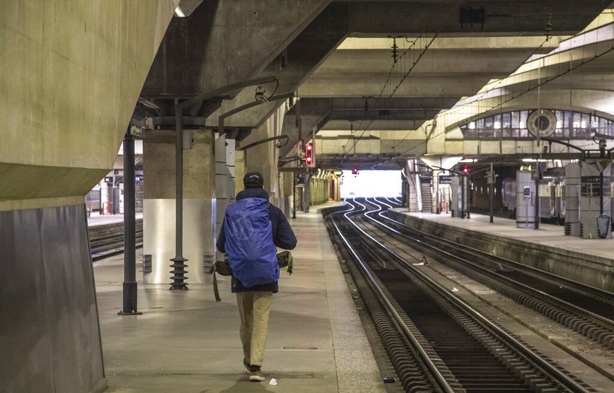 Passageiro caminha por plataforma de trem da estação Montparnasse, em Paris