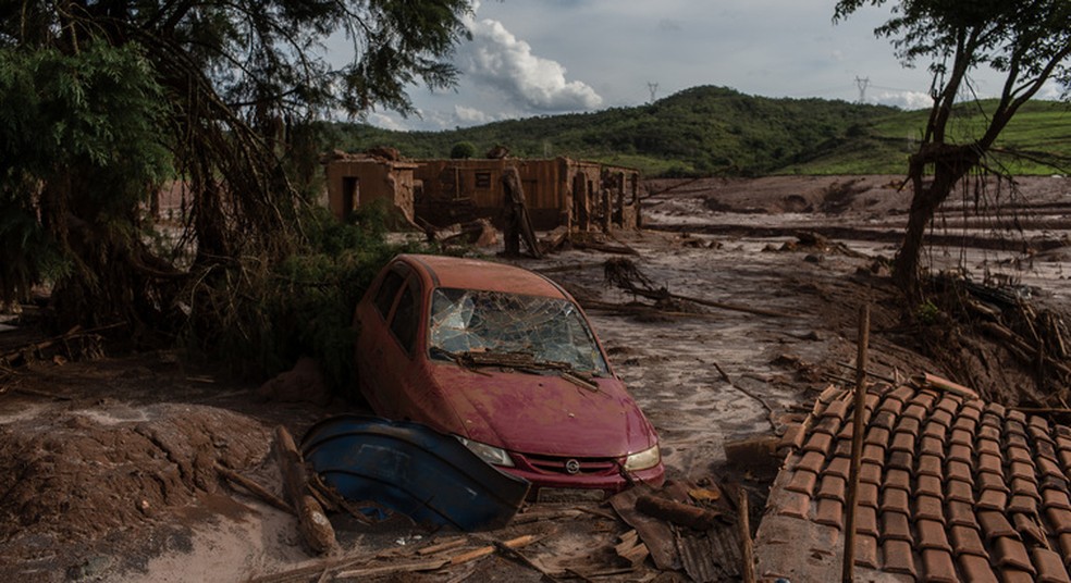 Rompimento da barragem de Fundão dizimou o distrito de Bento Rodrigues, em Mariana (MG). Estrutura era classificada por órgãos do governo como de 'baixo risco'  — Foto: Avener Prado/Folhapress