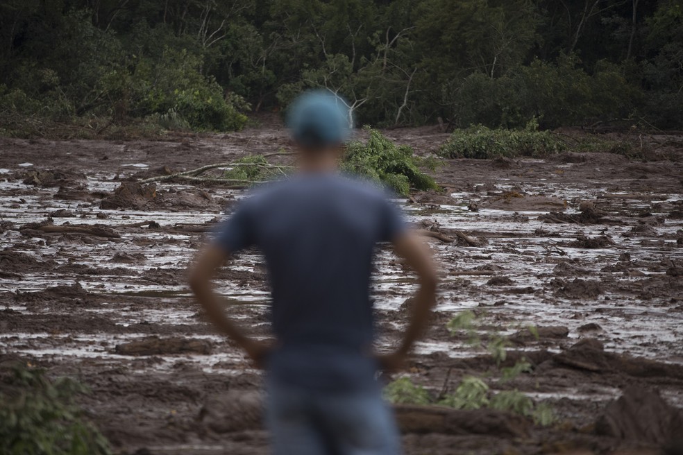 Homem observa lama após desastre na barragem de Brumadinho (MG) — Foto: AP Photo