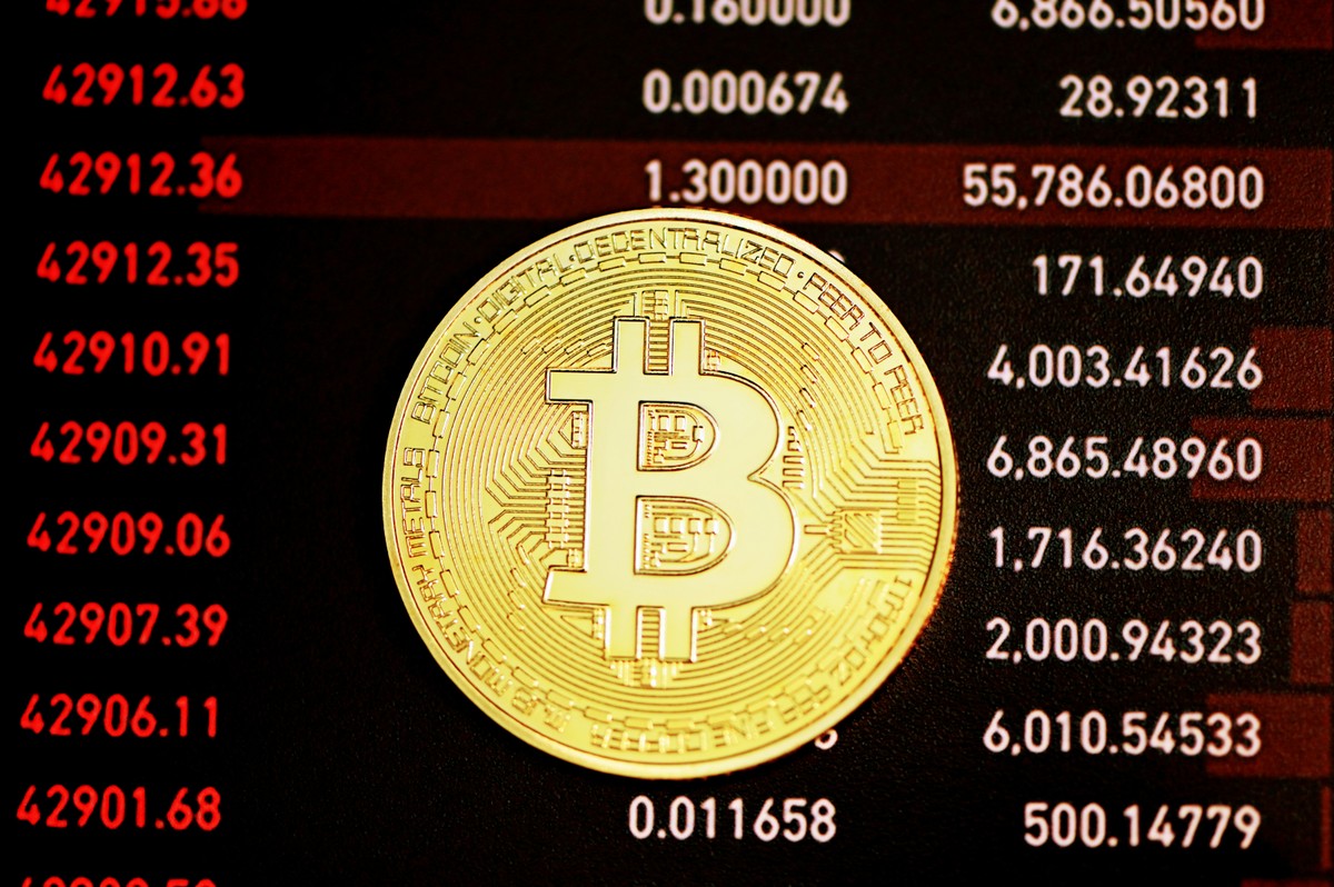 Bitcoin cai e chegou a operar a US$ 64 mil na madrugada em meio a tarifas dos EUA