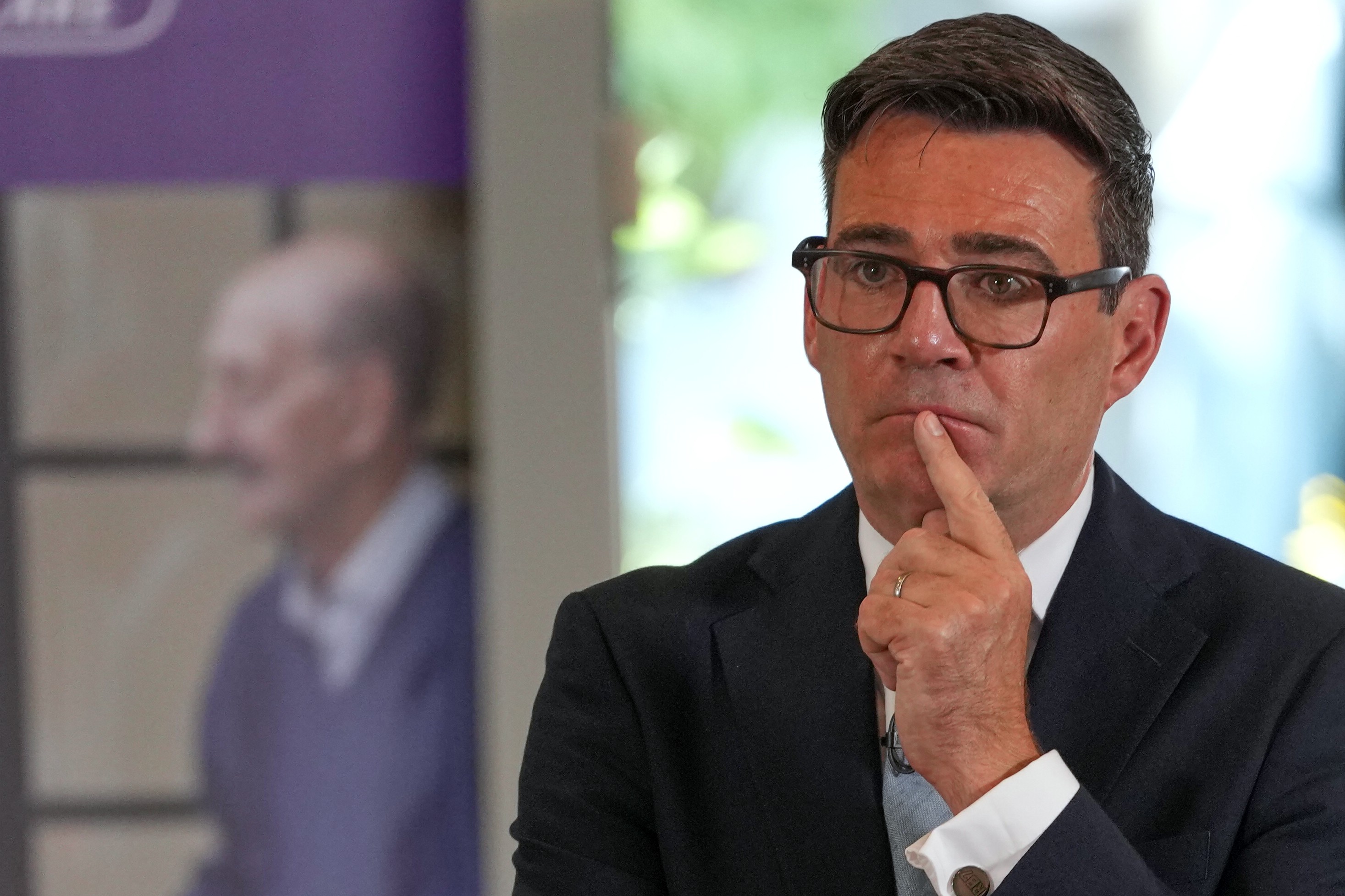 Burnham promete corrigir sistema ‘injusto’ de assistência social na Inglaterra
