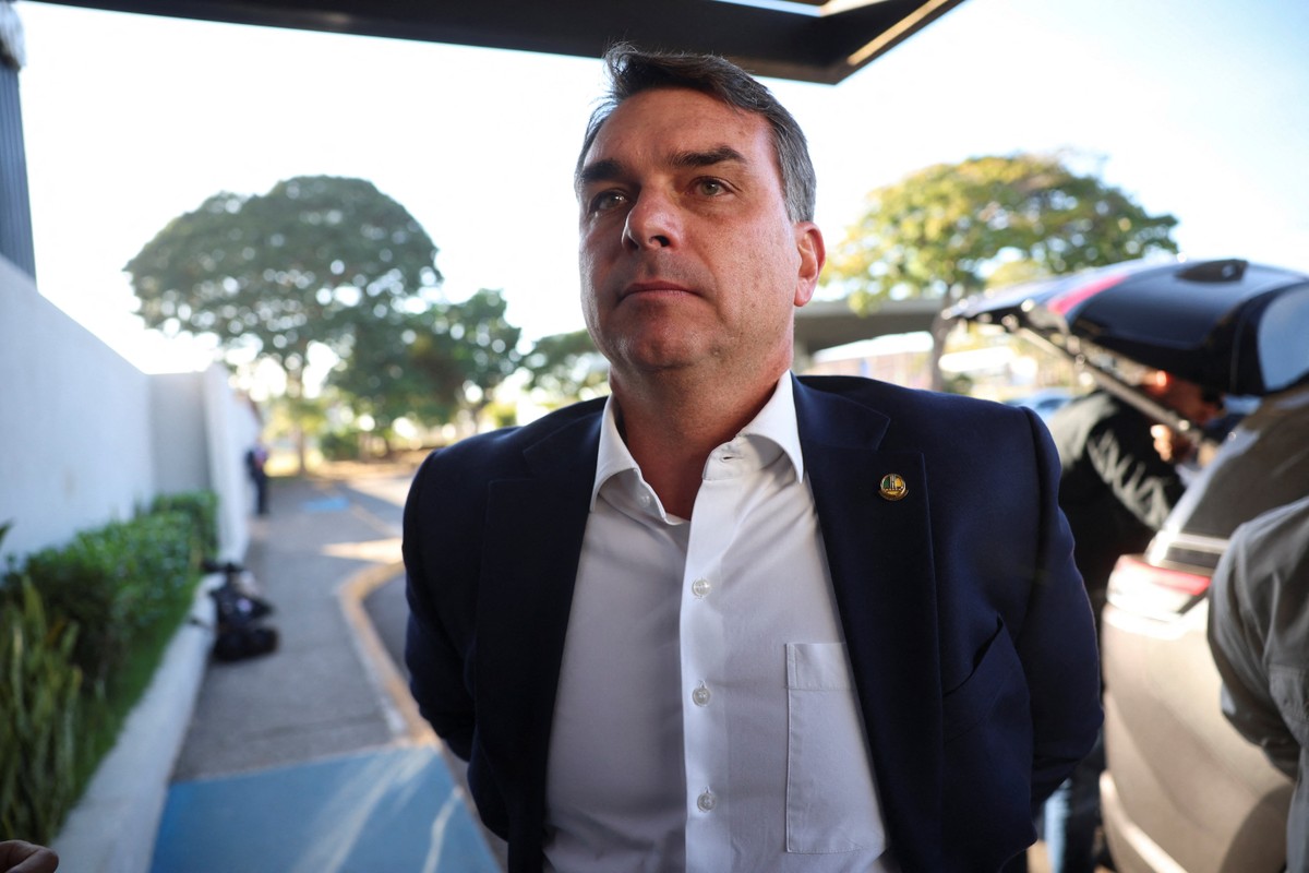 Flávio Bolsonaro e a polêmica viagem em jato de empresário ligado ao Banco Master