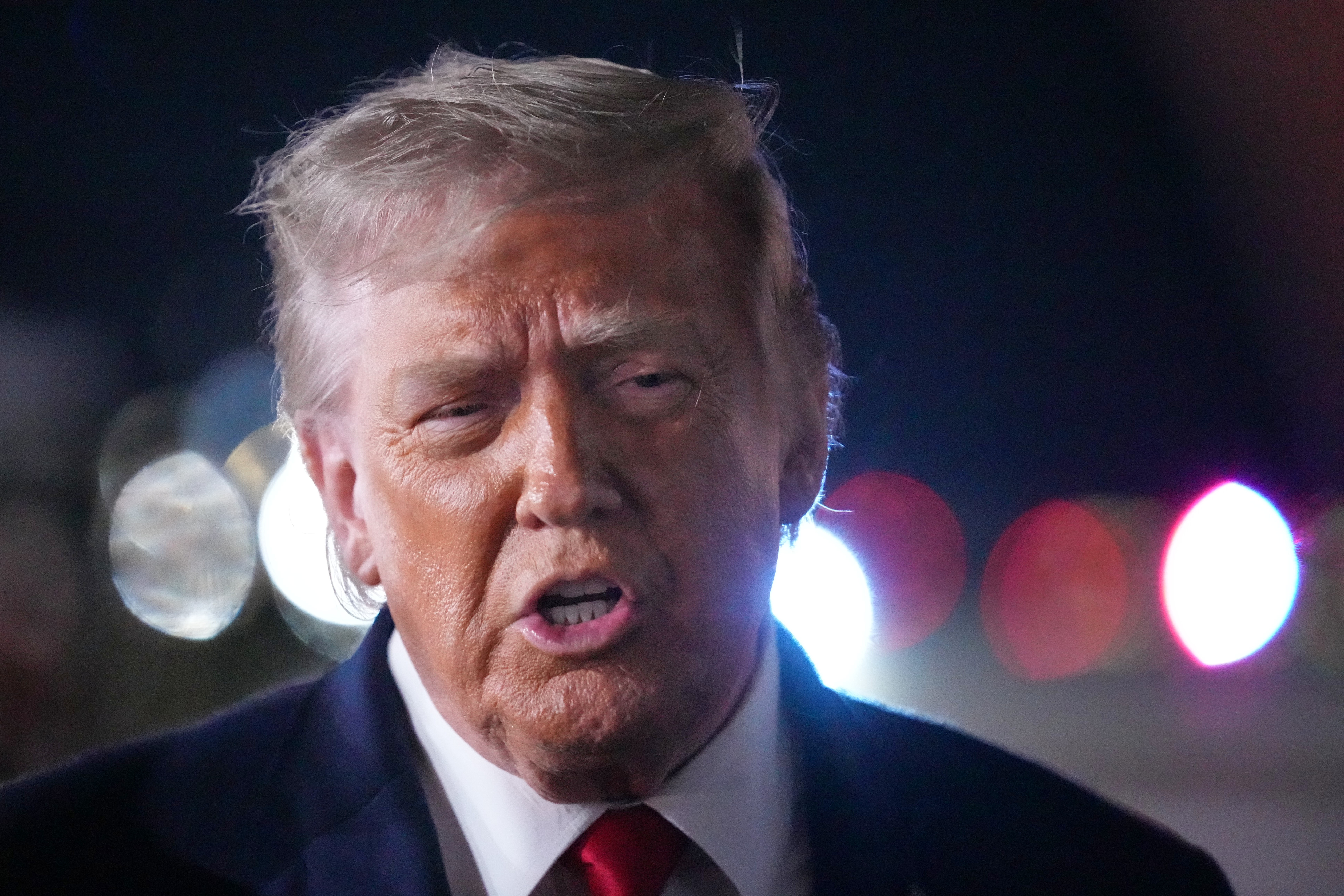 Helicóptero dos EUA cai perto de Ormuz; Trump diz que piloto