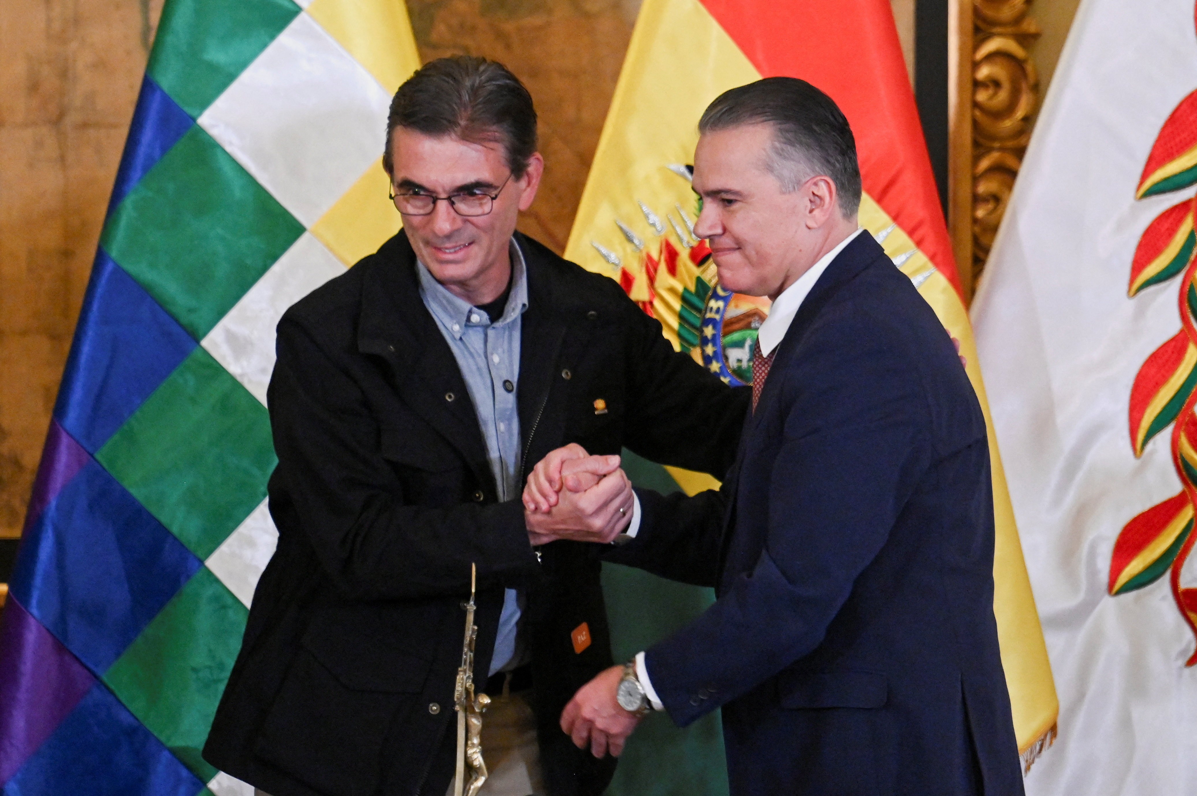 Novo ministro da Defesa promete retirar manifestantes de estradas da Bolívia