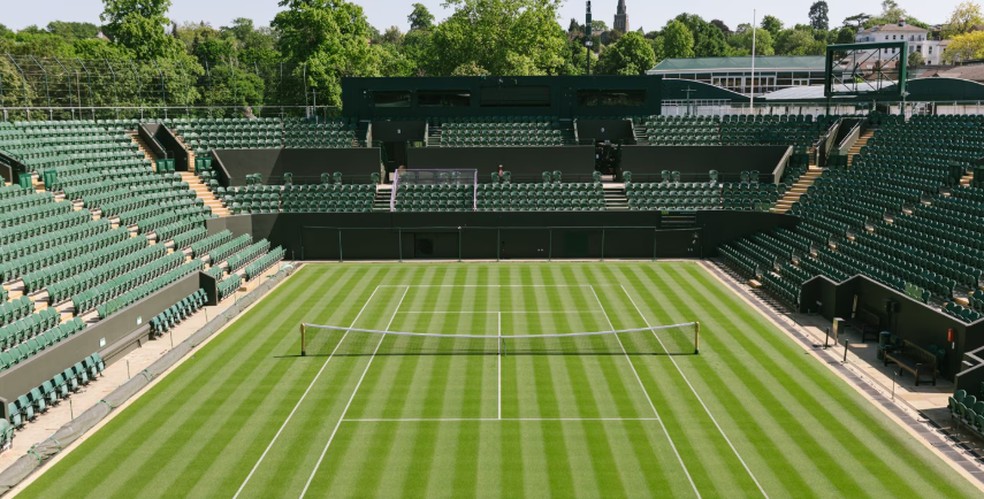 Uma das afamadas quadras de grama onde é disputado o tradicional Torneio de Wimbledon — Foto: Reprodução/Wimbledon