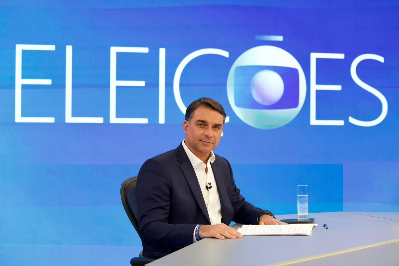 Flávio Bolsonaro se nega a dar mais informações sobre 