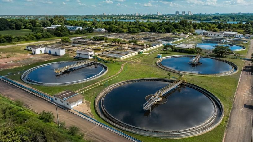 Expansão do saneamento básico reforça a importância da eficiência operacional, tema presente na atuação de Márcio Velho da Silva