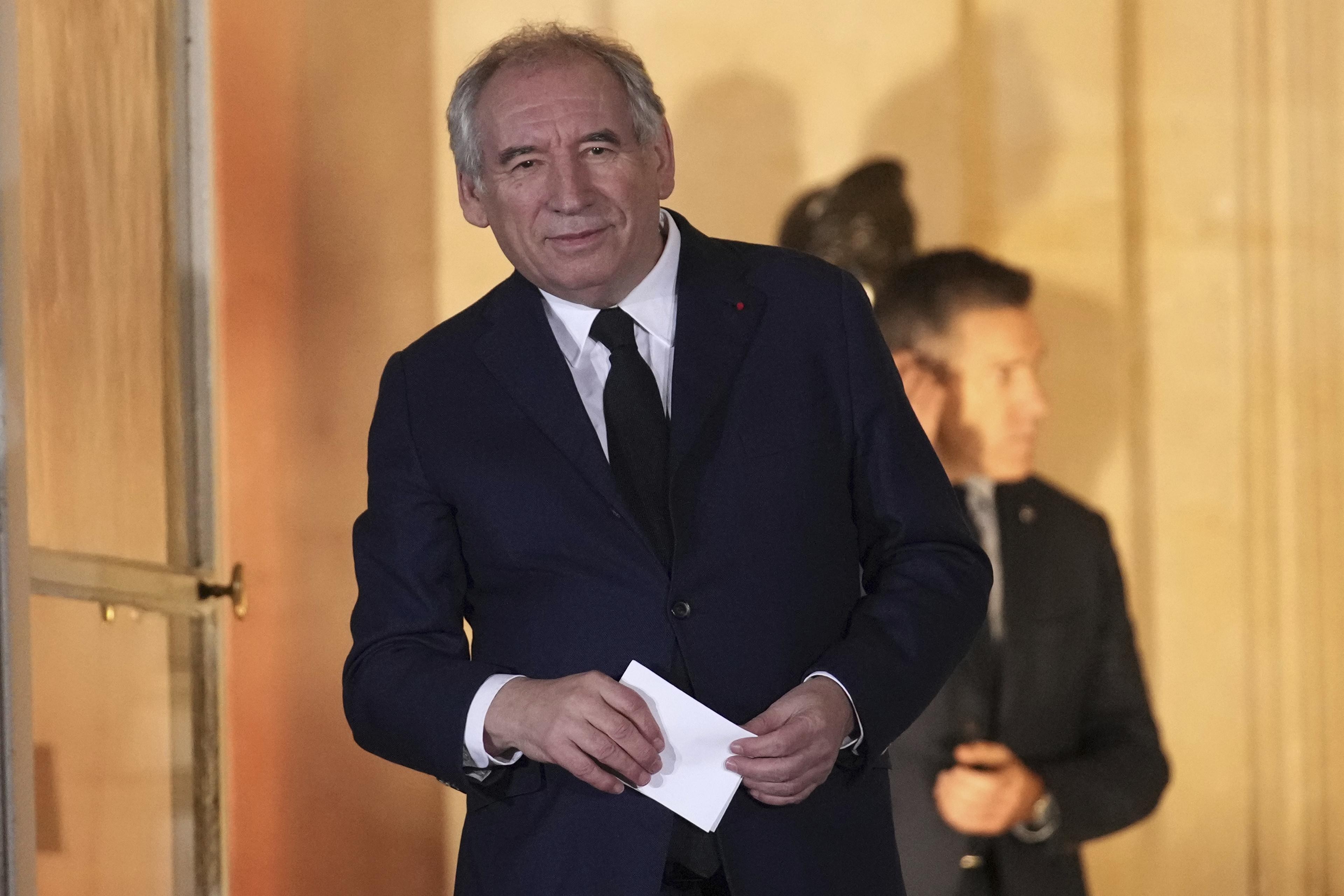 Franceses querem novas eleições e apoiam extrema direita no governo, mostram pesquisas