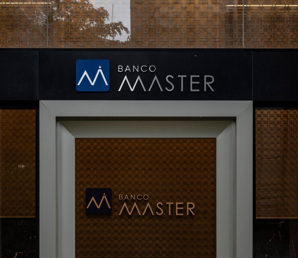 Fachada de agência bancária do Banco Master