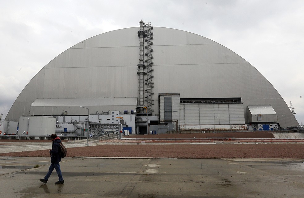 Novo Confinamento Seguro protege o que sobrou da usina de Chernobil por meio de uma estrutura de confinamento  — Foto: Efrem Lukatsky/AP