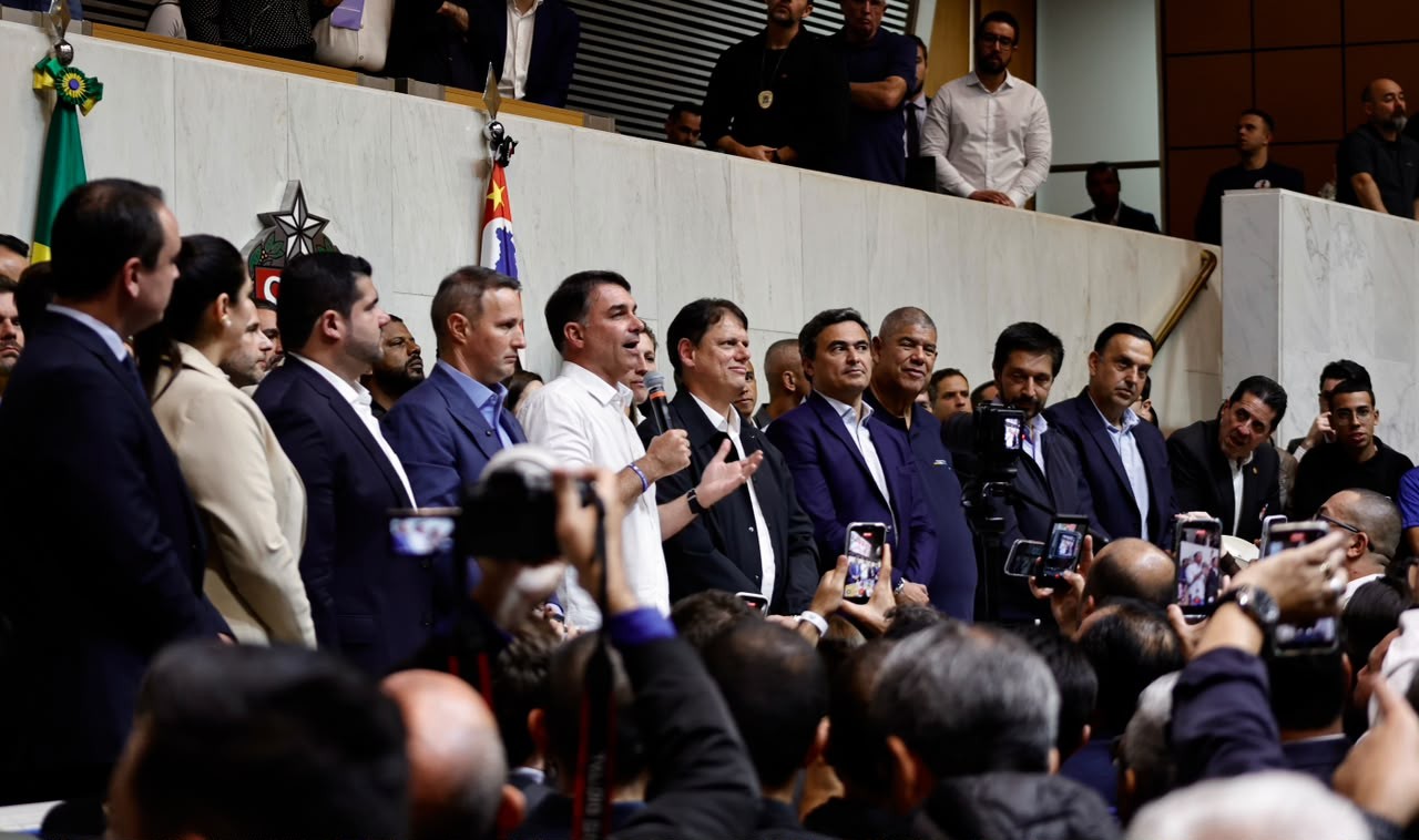 Flávio Bolsonaro busca apoio de federação União/PP em SP para eleição presidencial