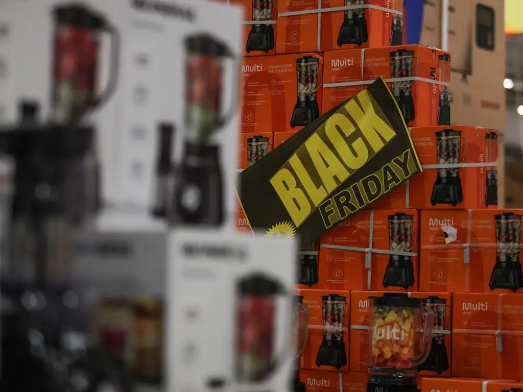 Mesmo com orçamento apertado, brasileiro planeja gastar mais na Black Friday, diz pesquisa do Google - QTU Questões do Universo