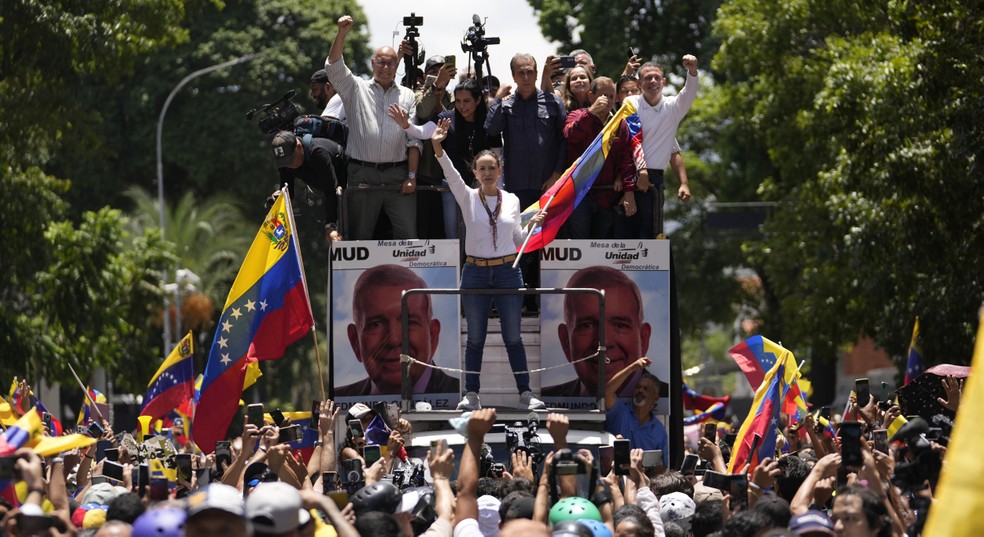 María Corina Machado lidera protesto no sábado contra os resultados da eleição proclamados pelo Conselho Nacional Eleitoral da Venezuela — Foto: AP/Matías Delacroix