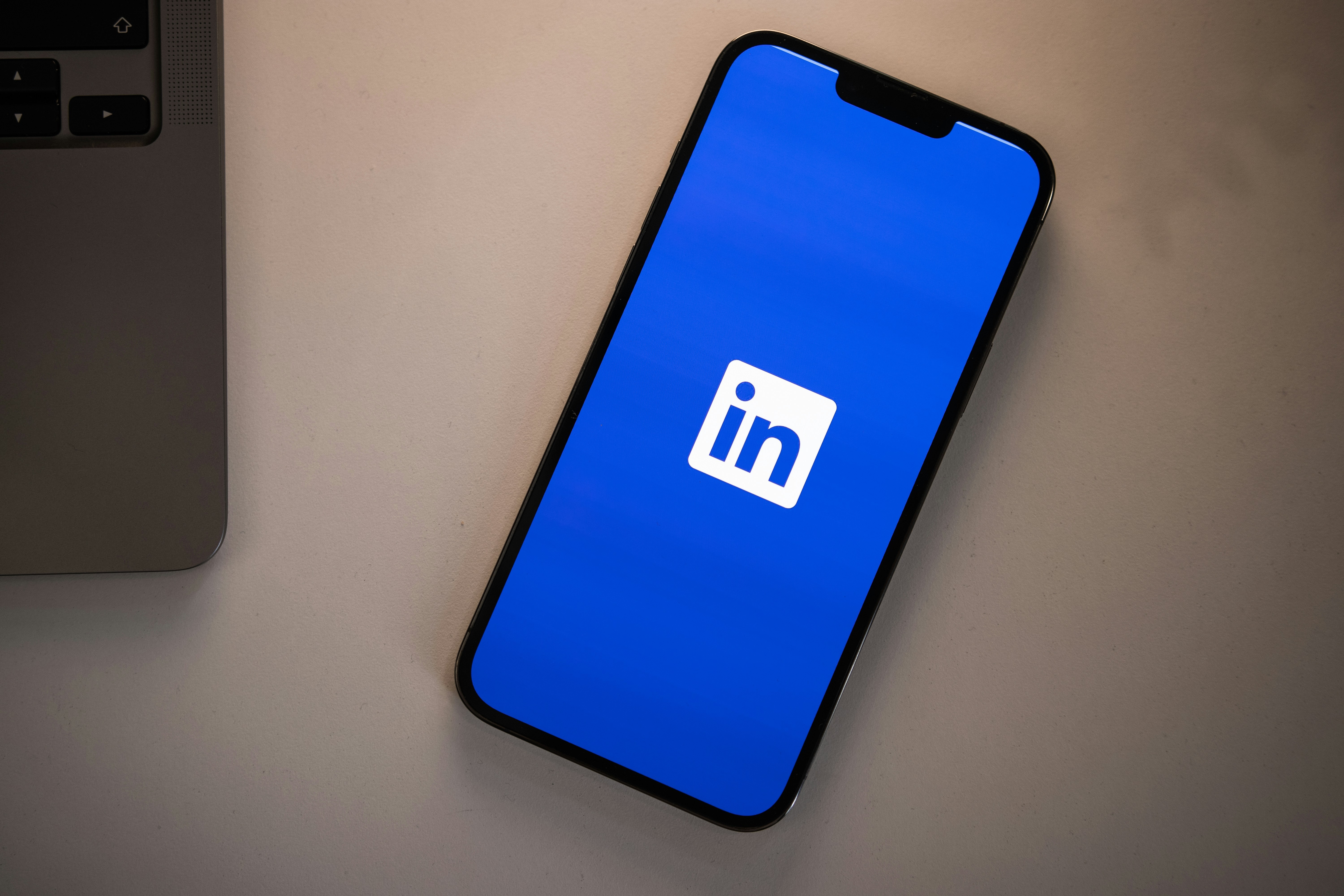 Brasileiros aceleram networking acima do ritmo global, diz LinkedIn - QTU Questões do Universo