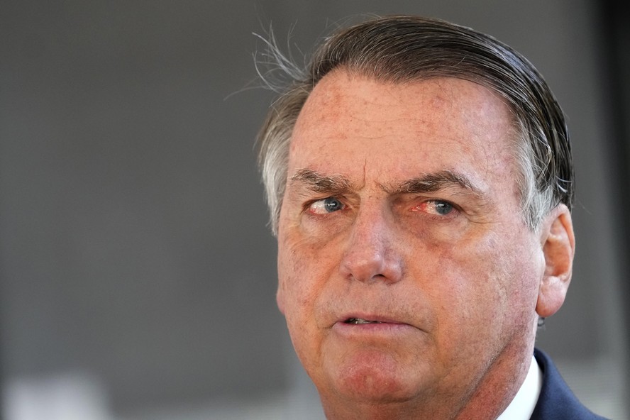Governo Jair Bolsonaro criou o Auxílio Taxista e o Auxílio Caminhoneiro, antes das eleições de 2022