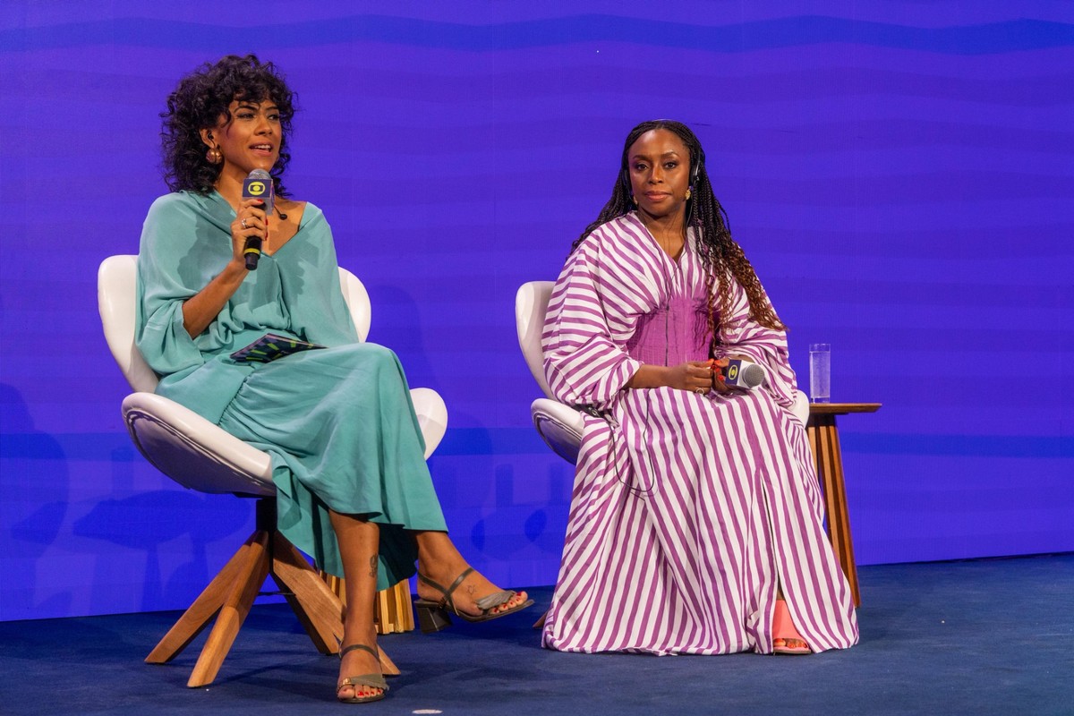 Perseguições de Trump lembram governos autoritários africanos, diz Chimamanda Adichie