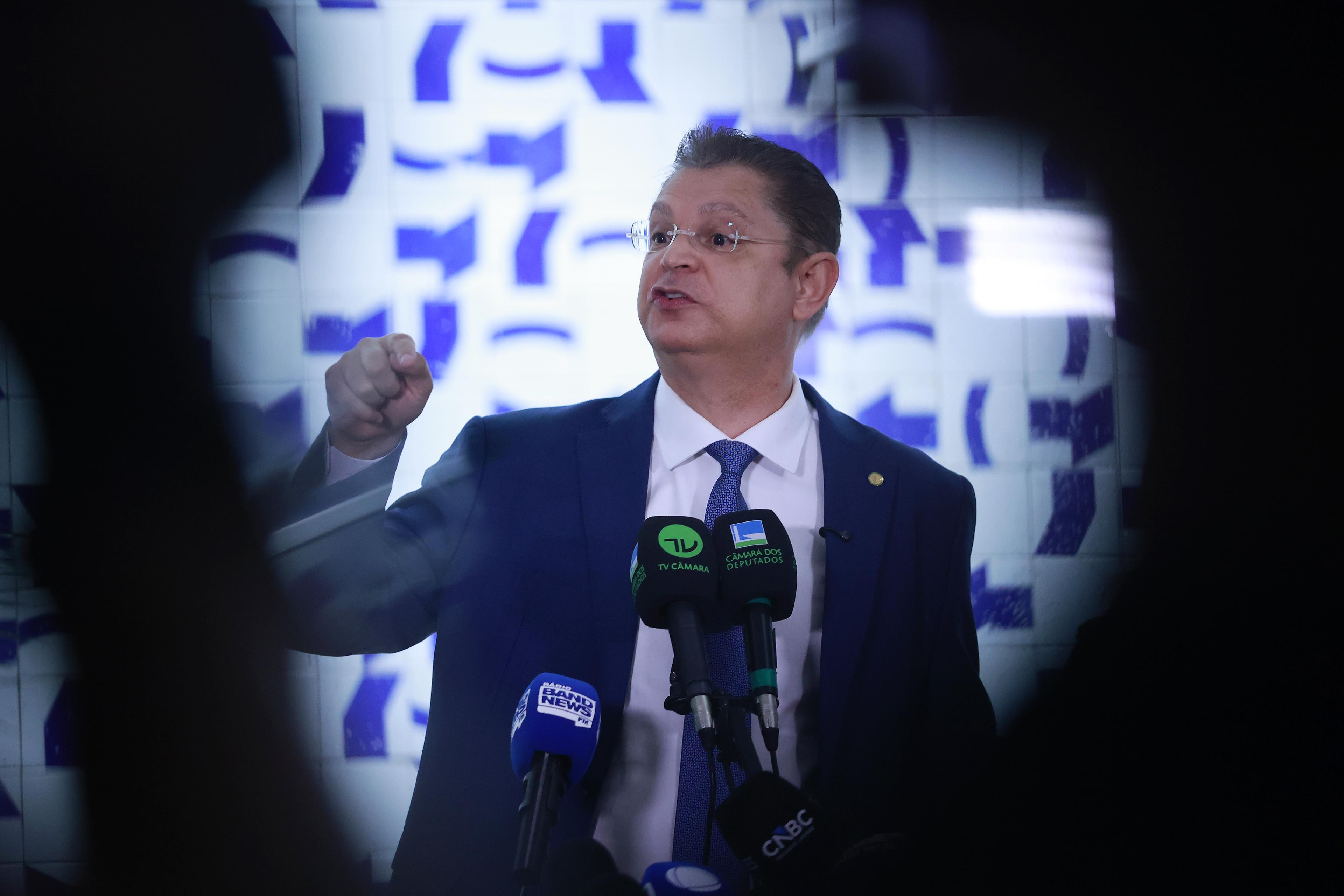 Oposição muda discurso e passa a defender escala 4x3; governistas veem estratégia para atrasar votação da PEC