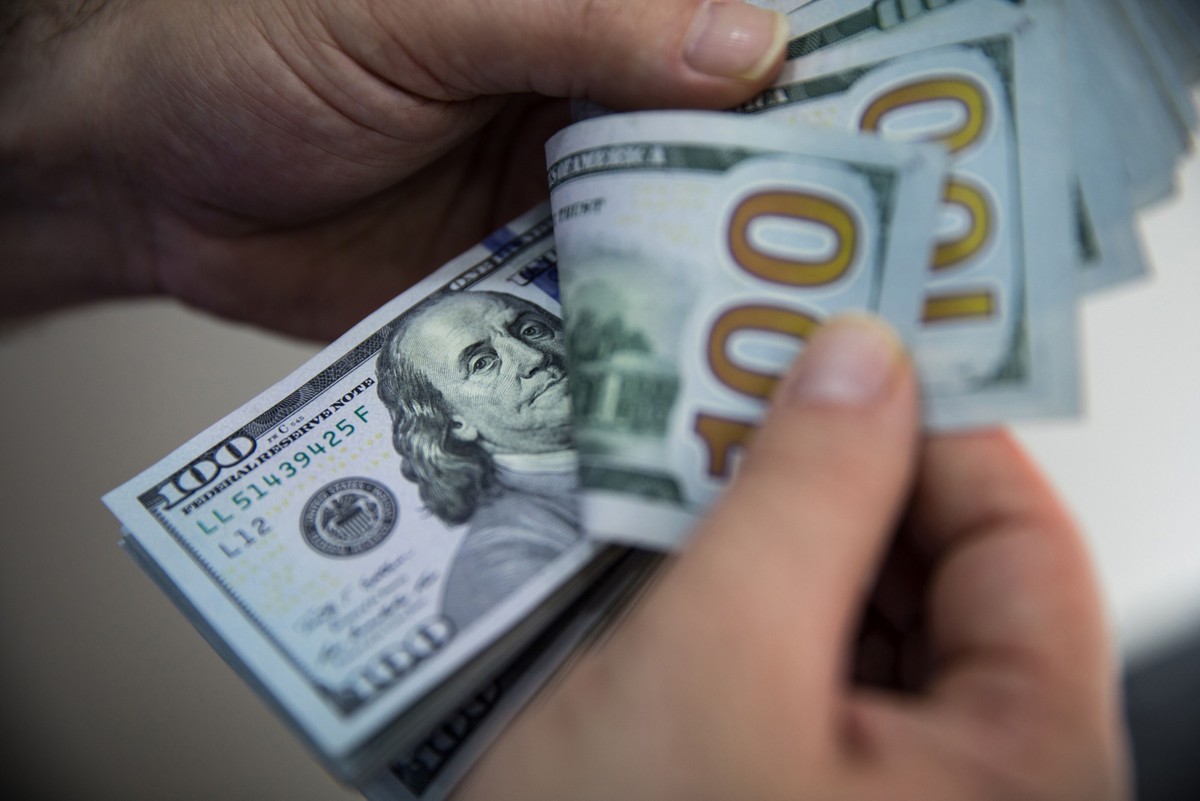 Dólar dispara em alta no início da sessão, influenciado pelo cenário externo