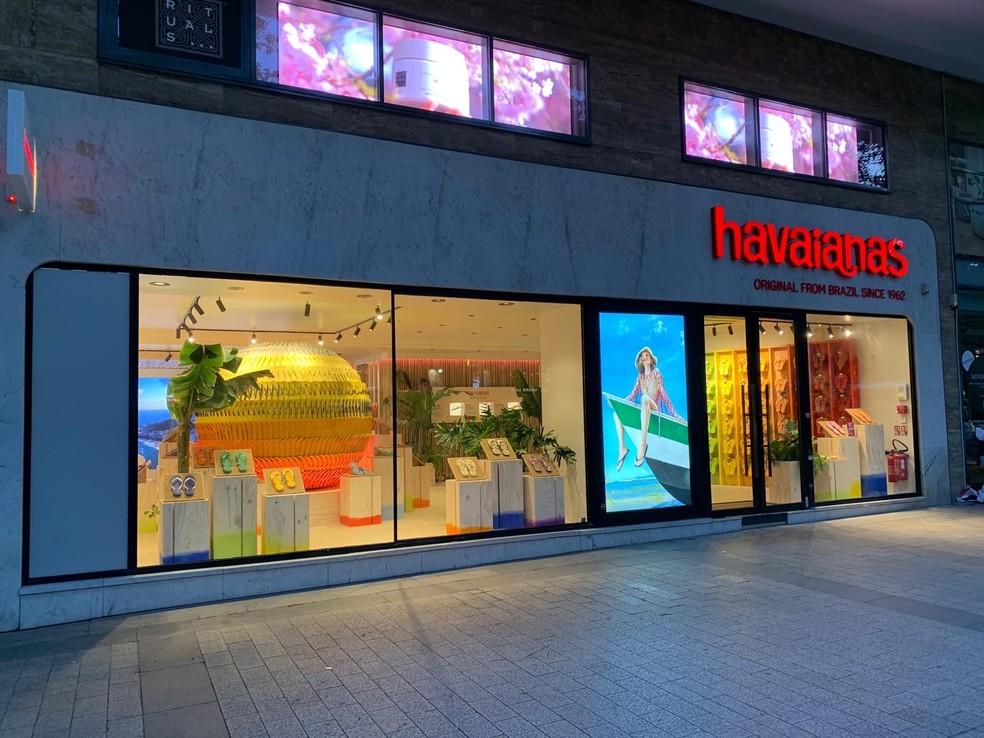 Pop-up de Havaianas na Champs-Élysées, em Paris, inaugurada em junho — Foto: Divulgação